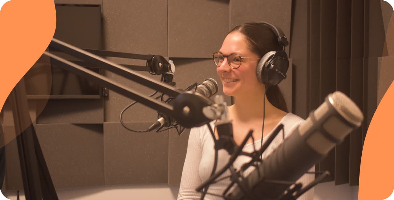 femme dans un studio radio