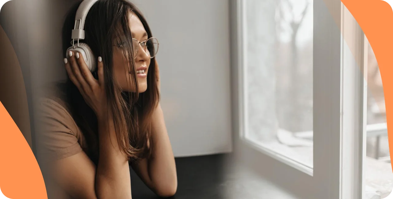 femme écoutant la radio avec un casque