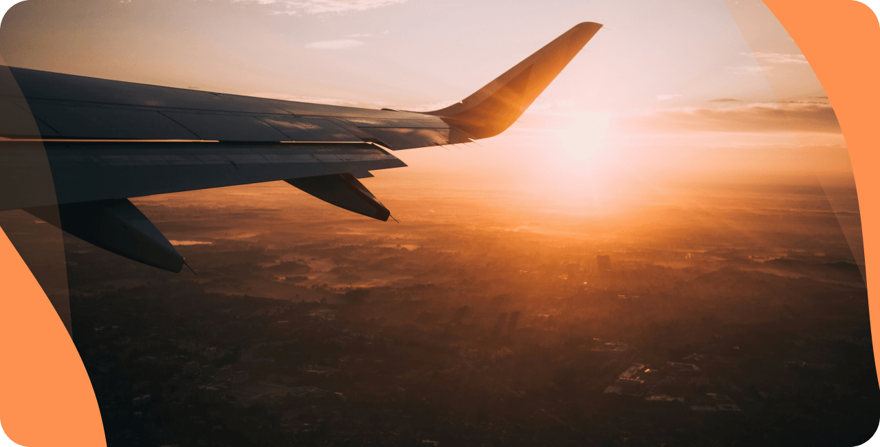 Vista desde la ventana de un avión para demostrar la idea de un programa de radio de viajes